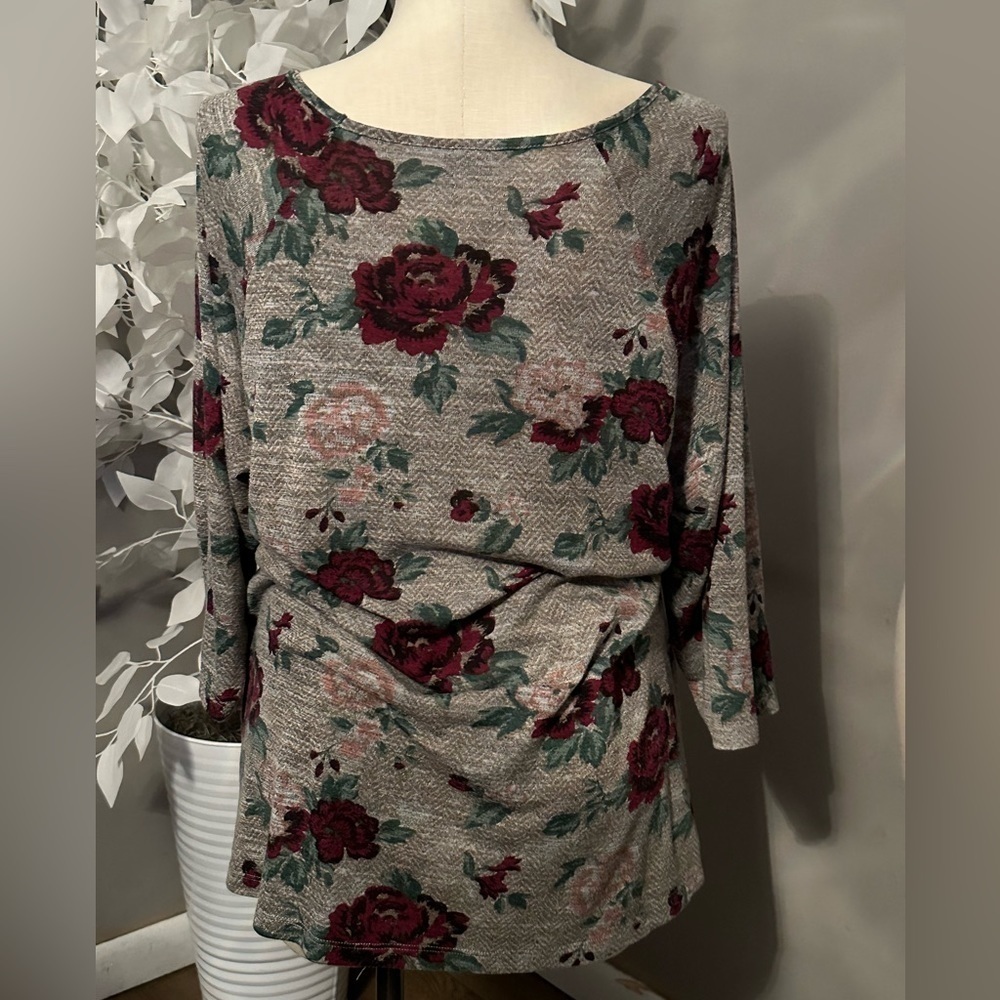 Women’s Laura scott size 2x/3x grey and floral tops plus size tops - Picture 2 of 6
